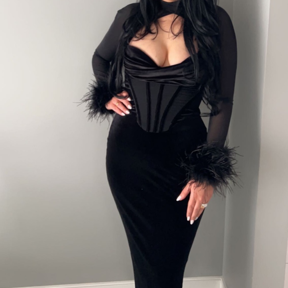 THALIA 
BLACK VELVET CORSET MAXI DRESS